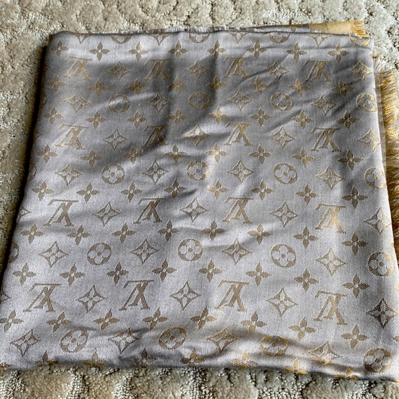 Louie Vuitton wool/silk monogram shawl. Silver and gold - Picture 7 of 11